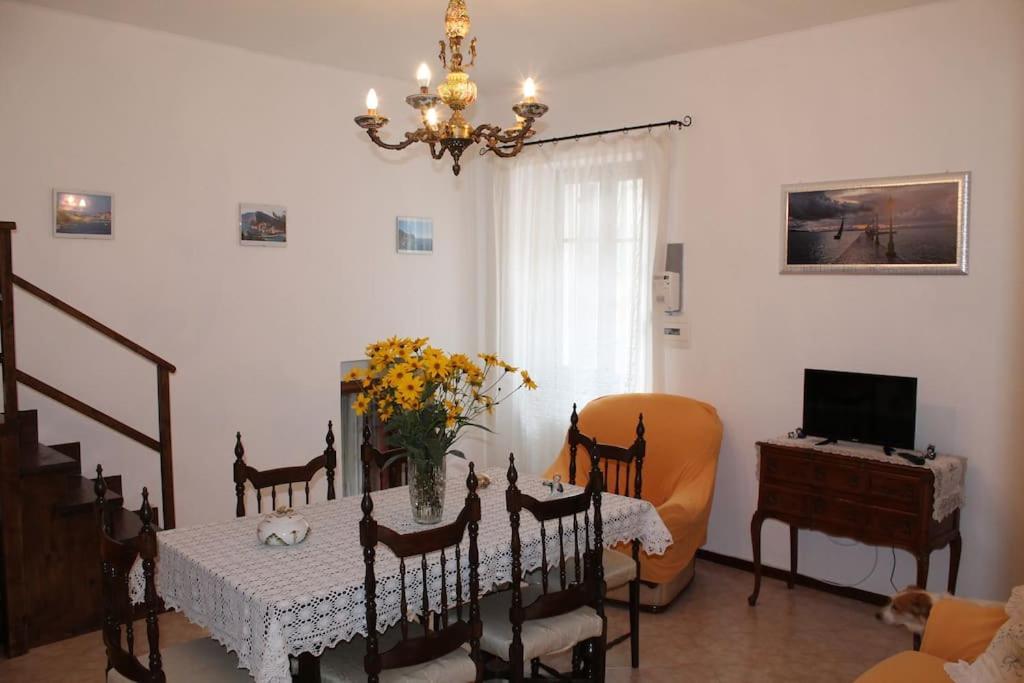 Villa Casa Nel Borgo Antico Quaratica Exterior foto